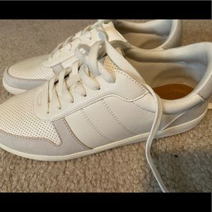 Universal thread sneakers
